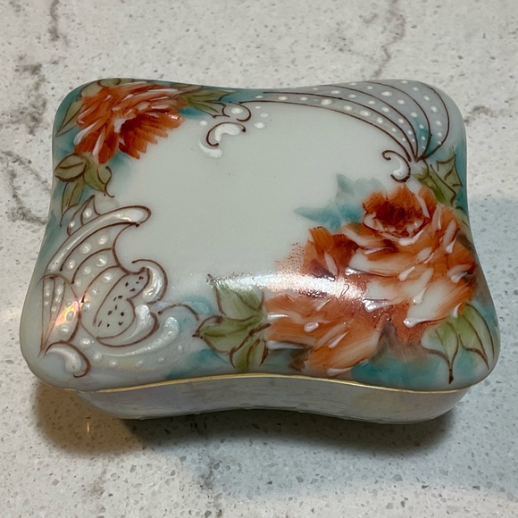 Hand painted vintage floral trinket box roses gold trim light blue grannycore - Picture 6 of 10
